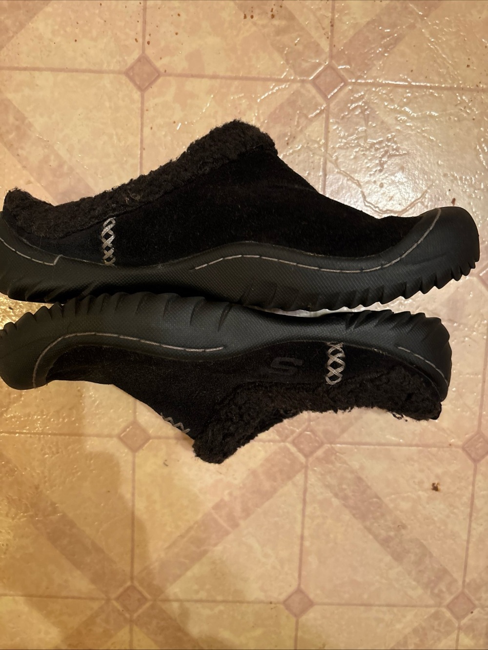 Skechers Black cozy and fuzzy warm Slip-On indoor/outdoor winter Clog size 6.5.
